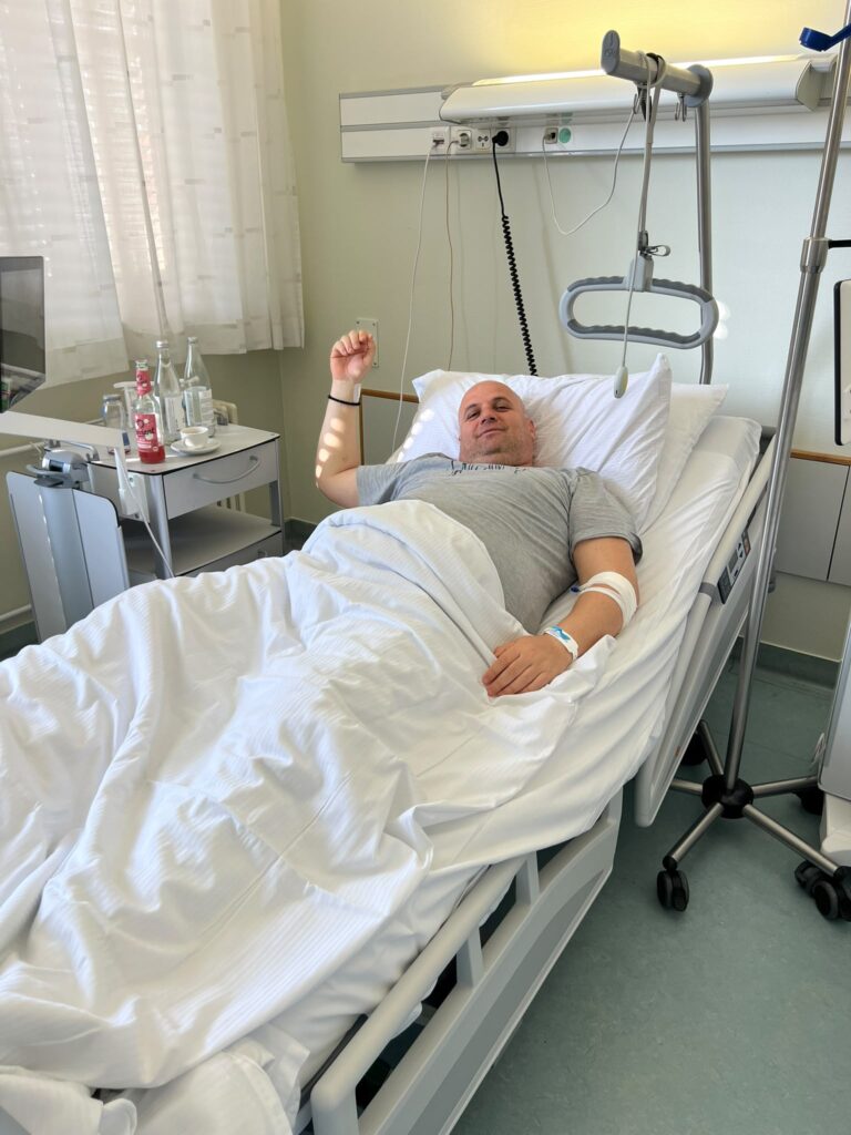 Пациент Йордан в палате немецкой клиники ДРК Вестэнд: замена тазобедренного сустава