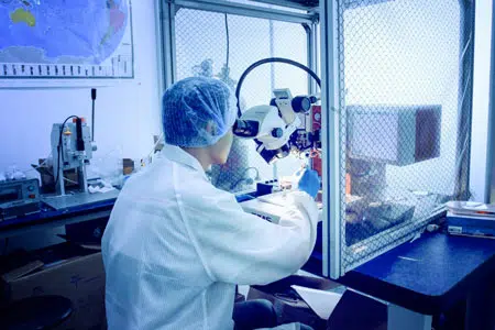 Работа с микроскопом в лаборатории — университетская медицина Германии