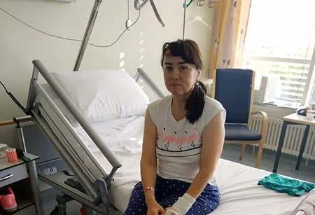 Замира в больничной палате в Германии