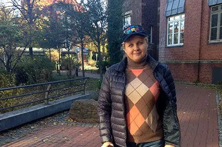 Пациентка Елена на фоне кирпичного здания