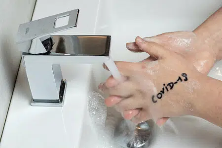Человек моет руки