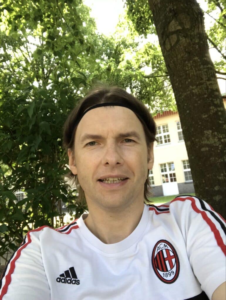 Сергей на территории клиники ДРК Вестэнд в Берлине после операции по замене тазобедренного сустава