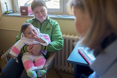 Еркежан на руках у матери